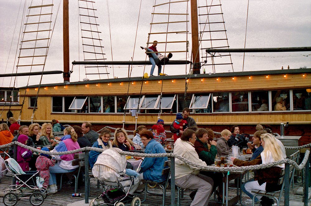 Люди отдыхают .