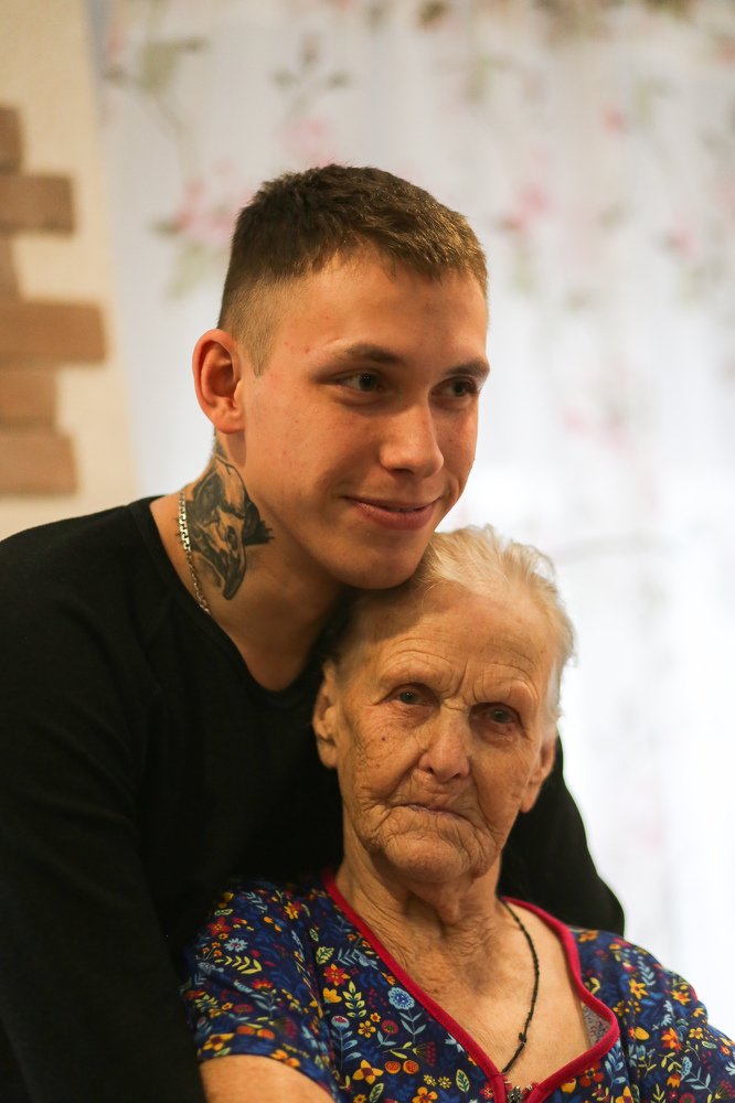 Внук с любимой бабулей