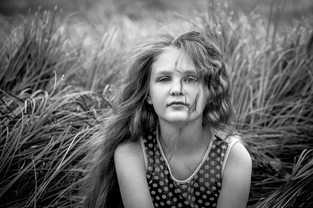 Девочка в траве