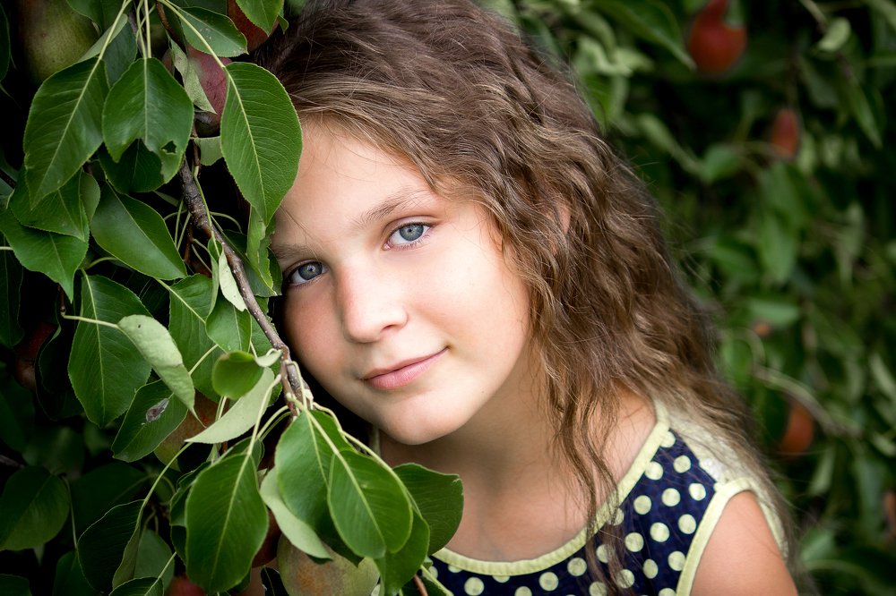Девочка у грушевого дерева