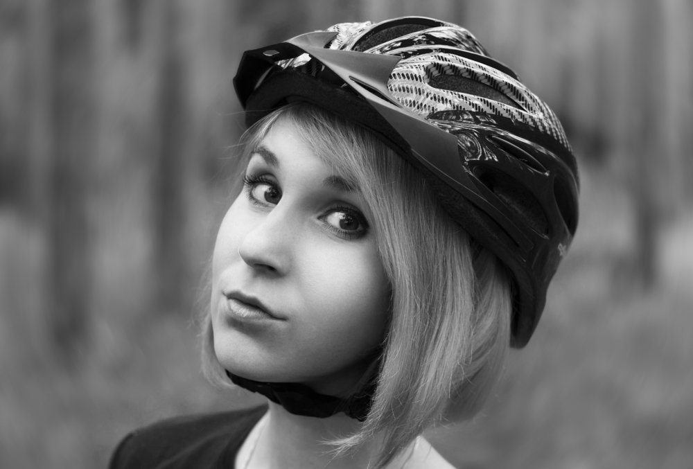 Девочка в велосипедном шлеме