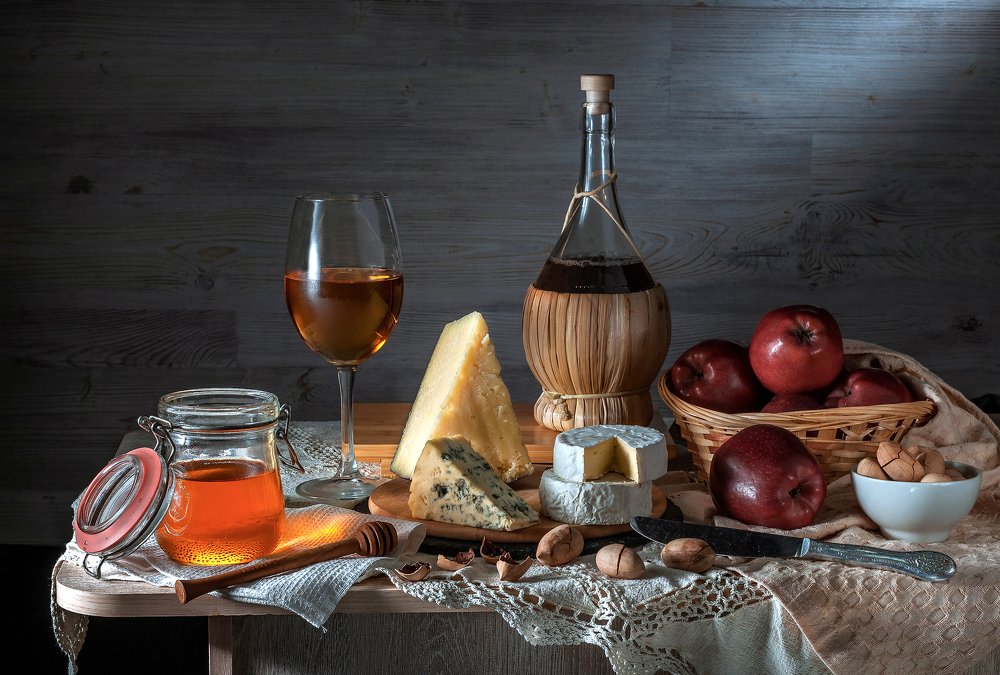 Сыр, вино, мёд