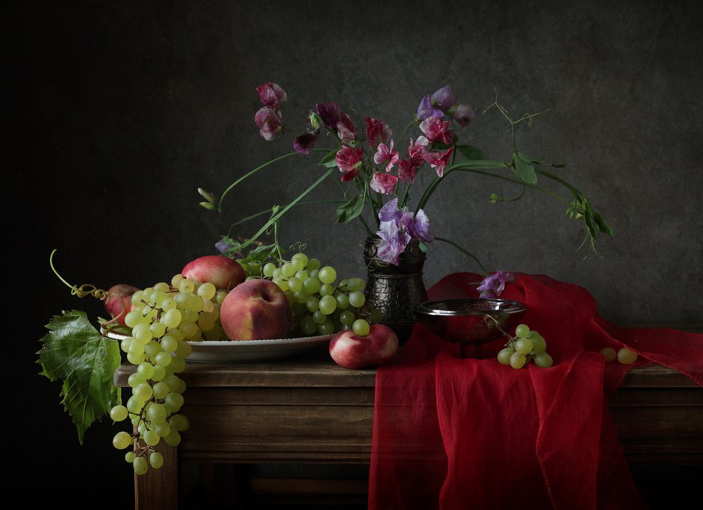 Виноград и персики