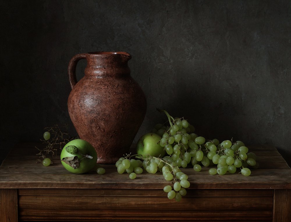 Кувшин и фрукты