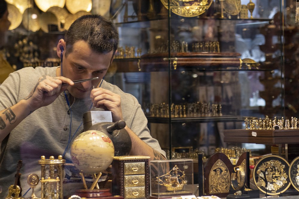 Чеканщик за своей работой.