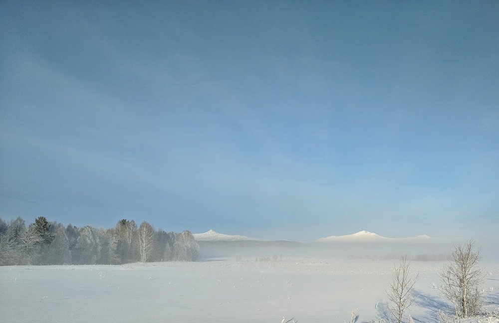 Морозный солнечный день. Вид на гору Малиновая. Белорецкий район. Башкортостан. Россия