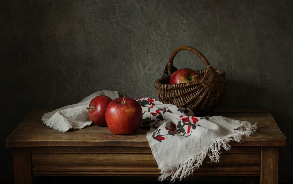 Красные яблоки