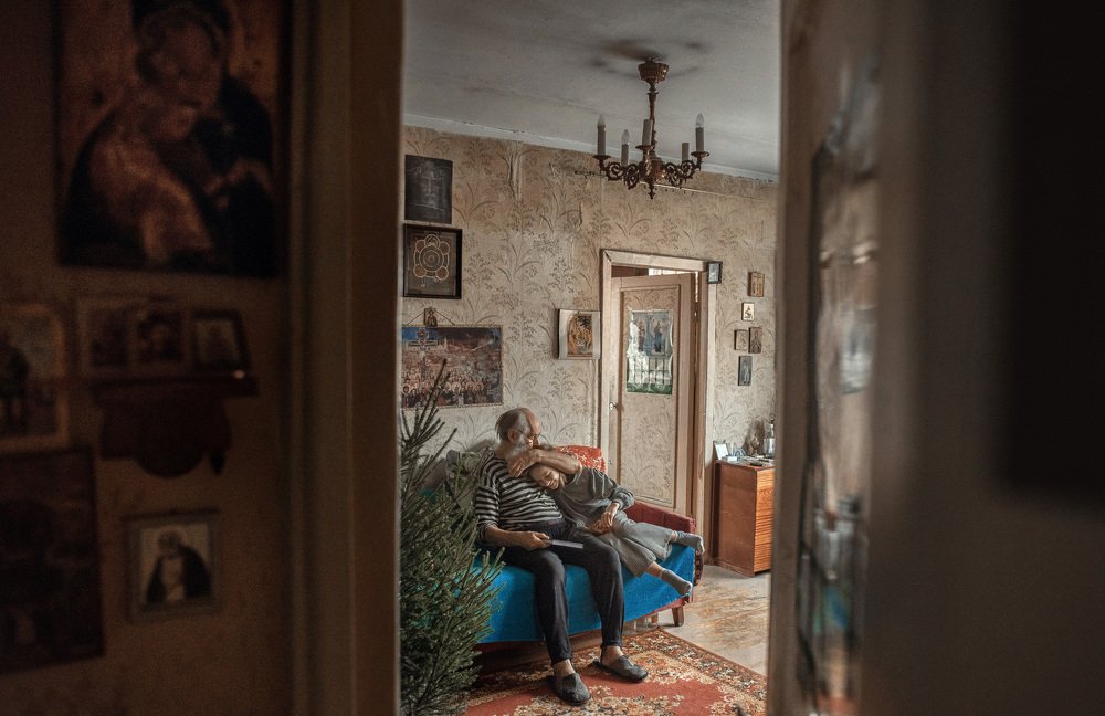 Дедушка с девочкой Машей