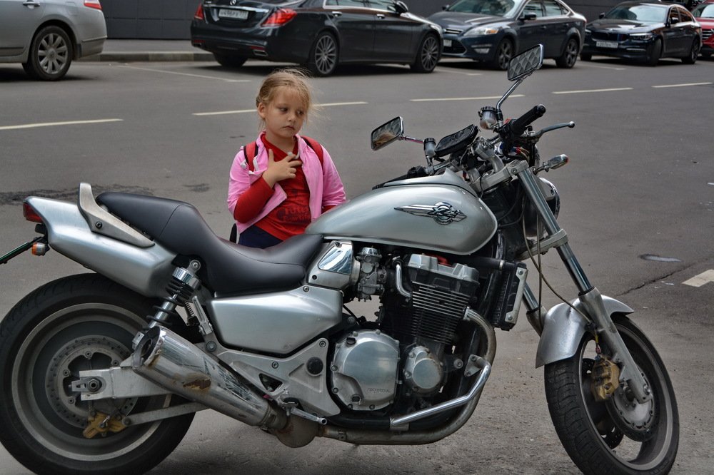 Девочка и байк