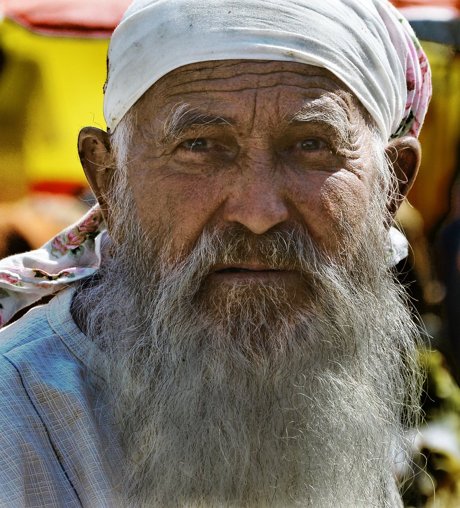 Старик в платке