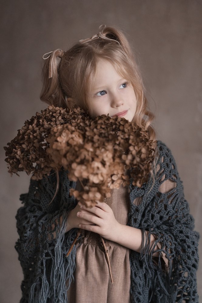 Девочка с букетом