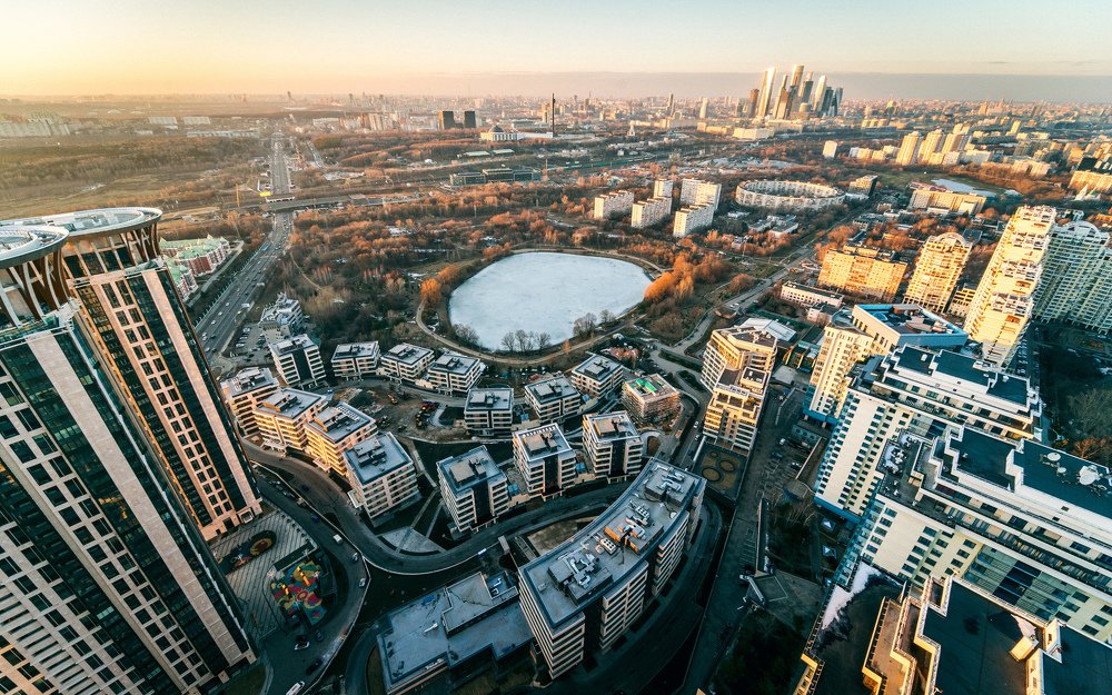 Весенняя солнце в городе