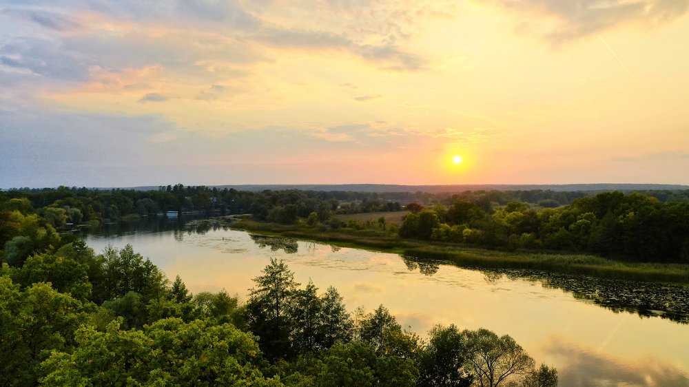 Летний закат над рекой