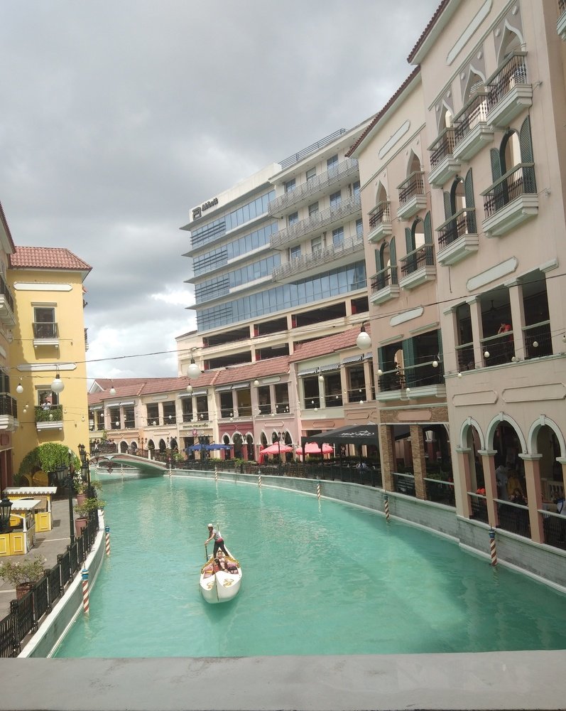Strolling along the Venice Grand Canal Mall