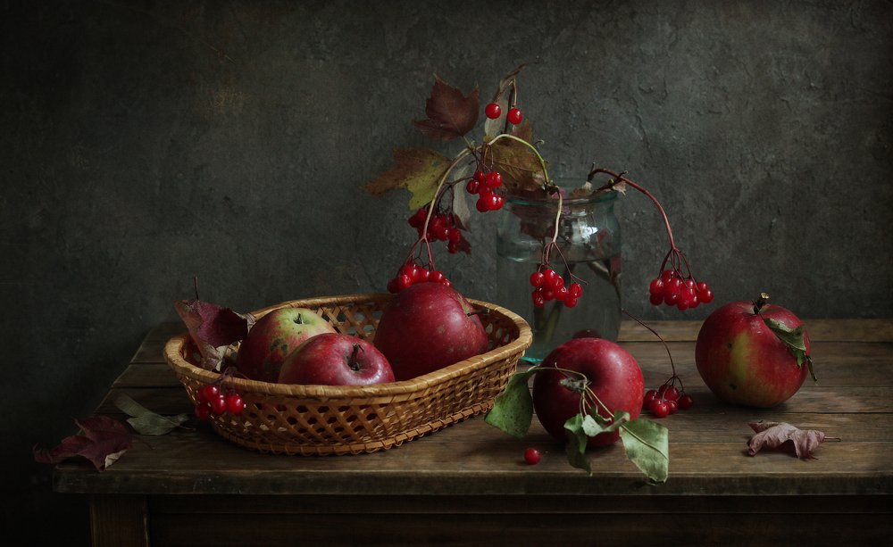 С яблоками и калиной