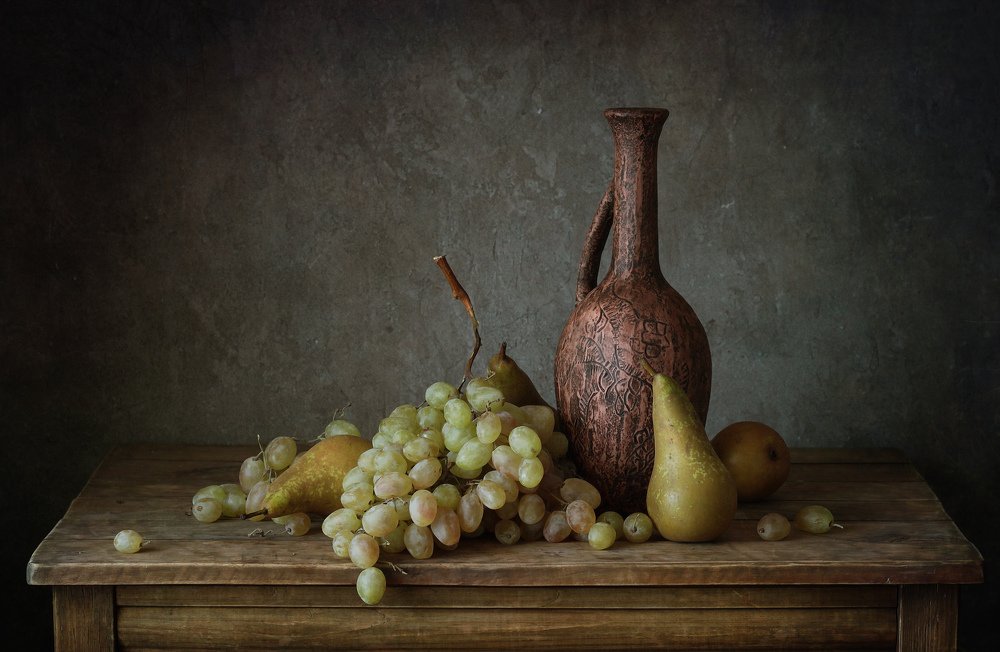 кувшин и фрукты