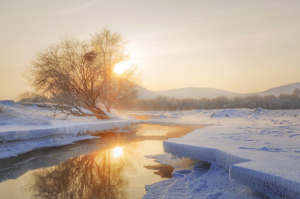 Зима. Ковала ледяные да над реками мосты .
