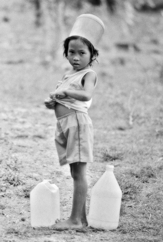 Девочка с ведром