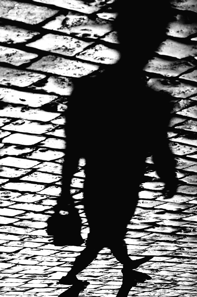 Деловой по мостовой....