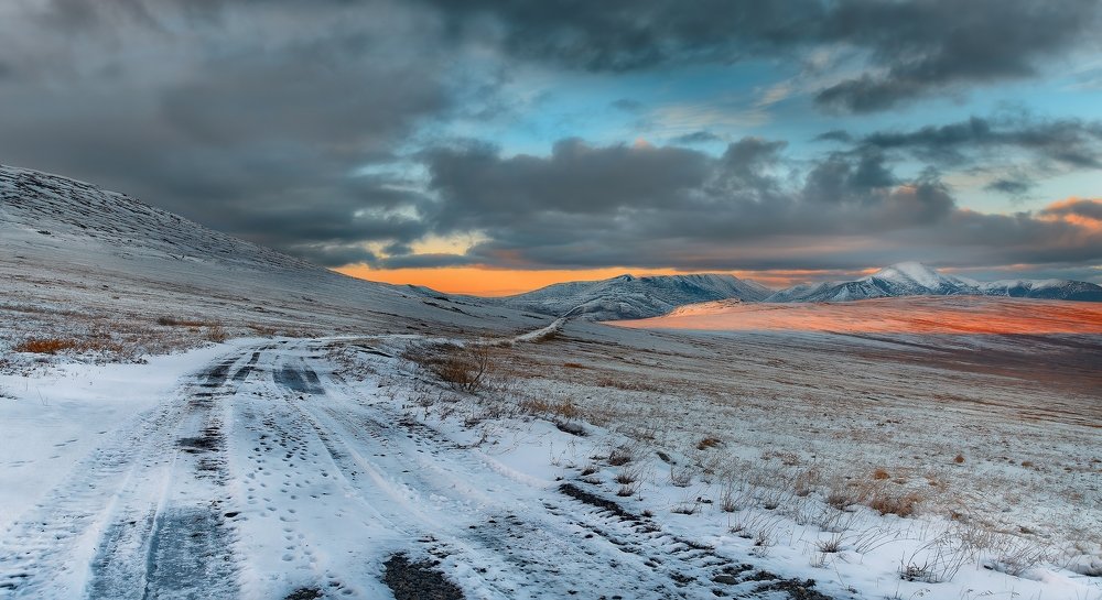Старая дорога и первый снег.