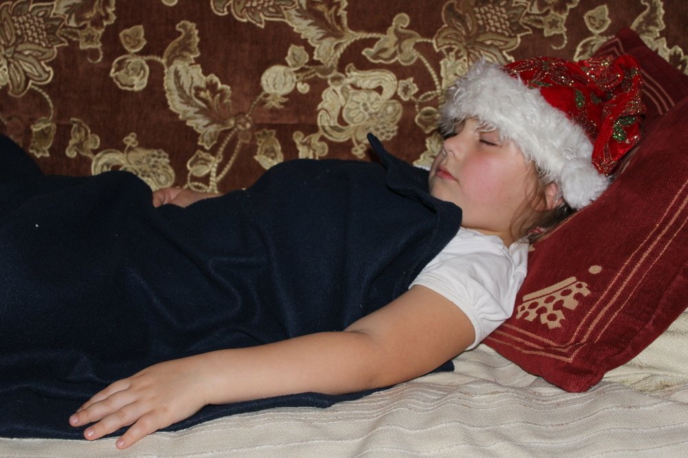Девочка в новогодней шапочке ждёт Деда Мороза!