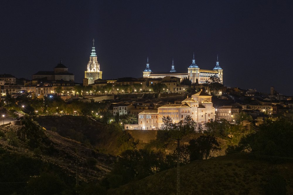 Средневековой город, это прежде всего: Собор, Дворец и Замок...