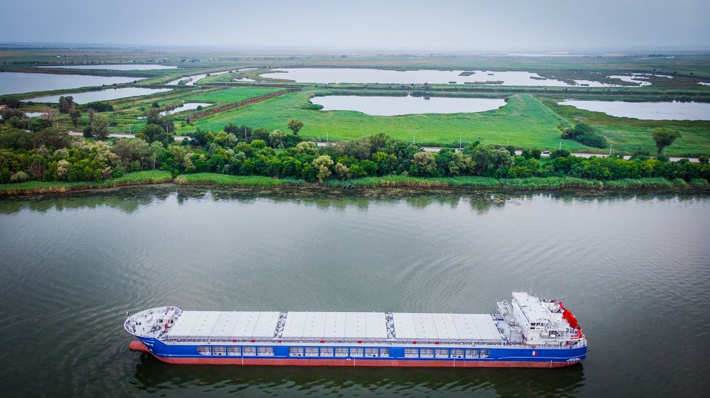 По течению реки