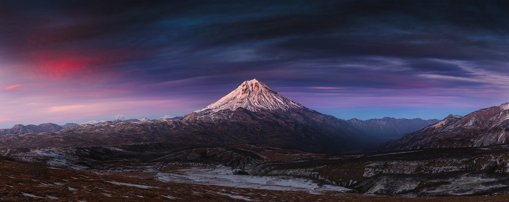 Вулкан и облака на Камчатке