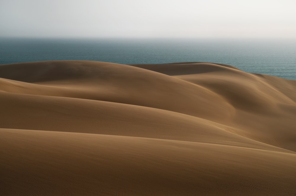 Песчаные дюны и море в Намибии