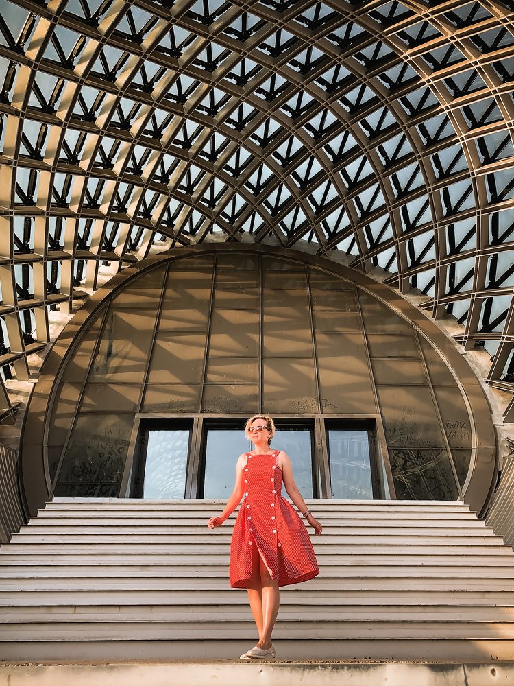 Девушка в красном