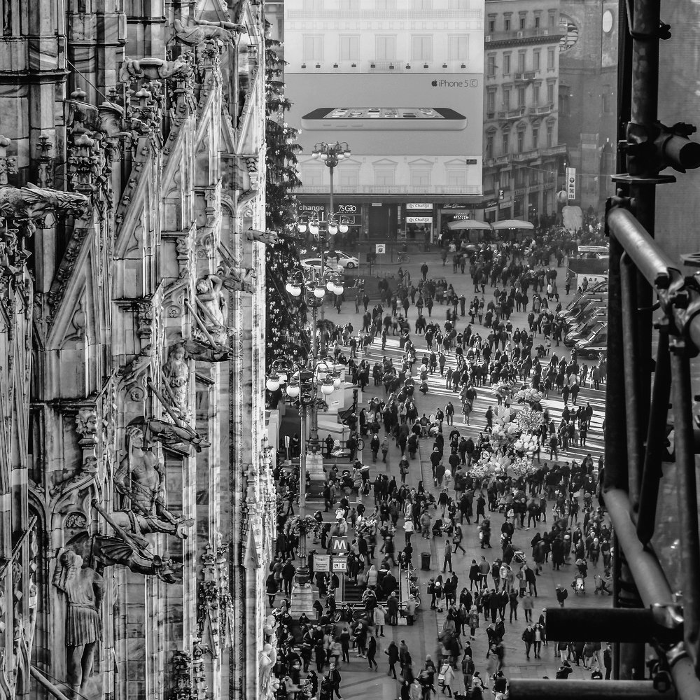 Перед Дуомо всегда людно