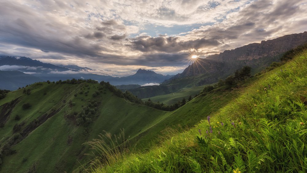Медленно гаснет закат...