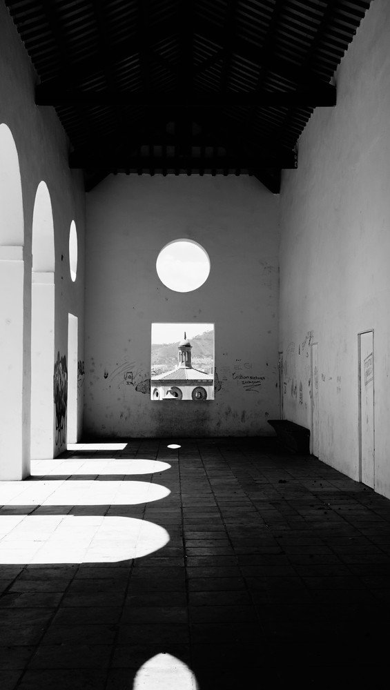 Полдень в Барселоне. Старая церковь.