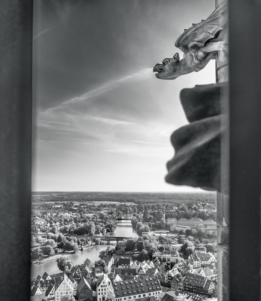 И огнедышащие драконы охраняют этот город...