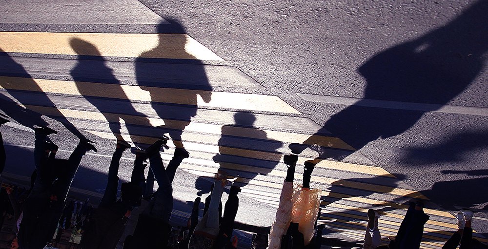 А где-то в параллельной вселенной холодные тени отбрасывают тёплых людей