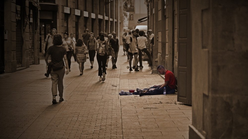 Один среди людей.