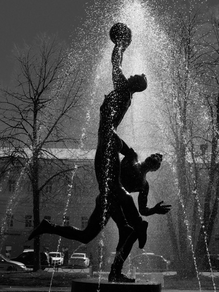 Скульптура с фонтаном