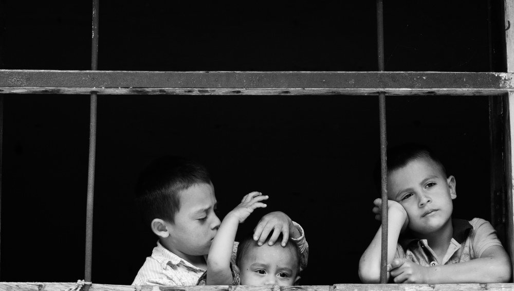 Tres niños, una casa.