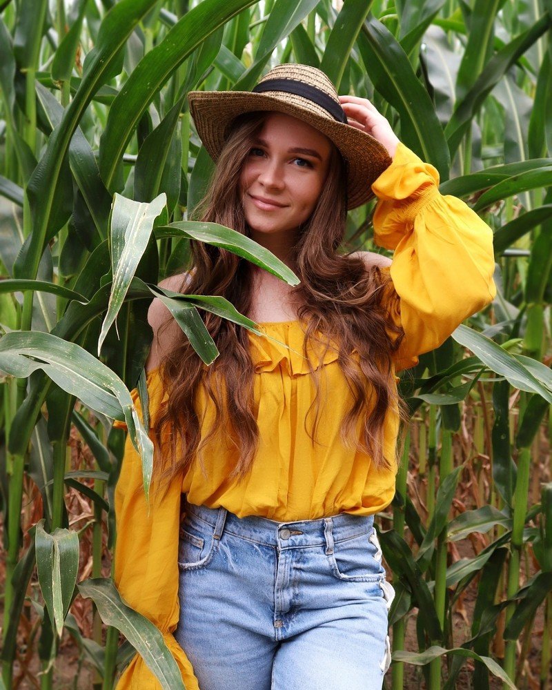 Девушка в кукурузе