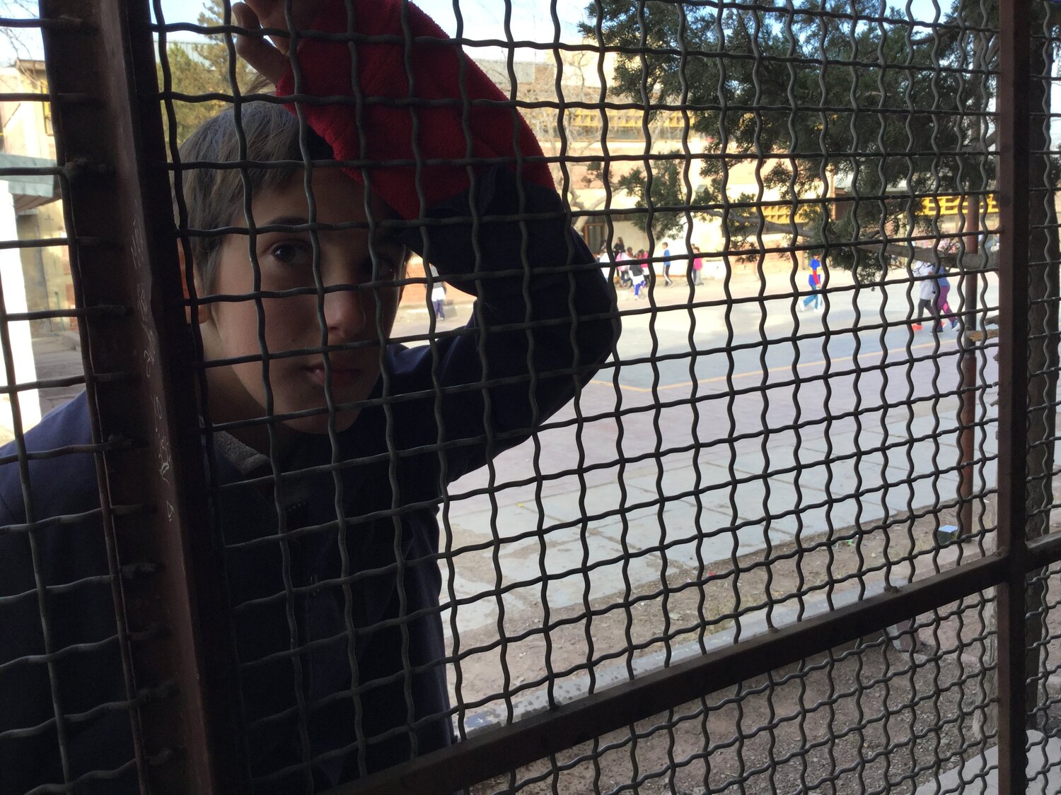 En la escuela. (At’s the school)