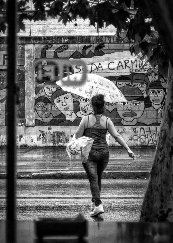 actuando  bajo la lluvia