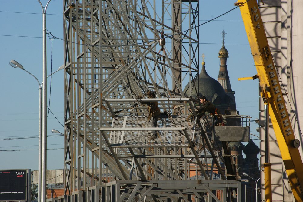 СПБ. Ремонтники на лесах