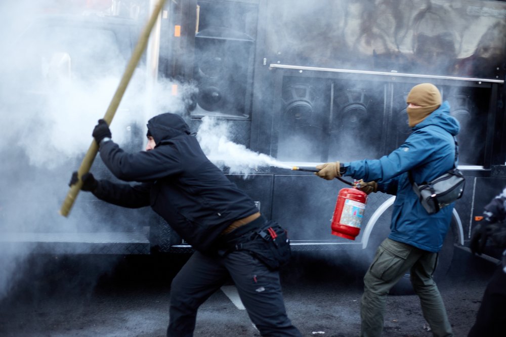 Активисты дерутся с полицией.