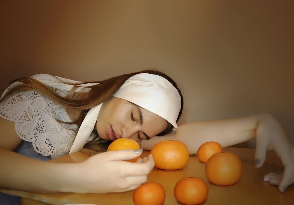 Уснувшая с апельсинами