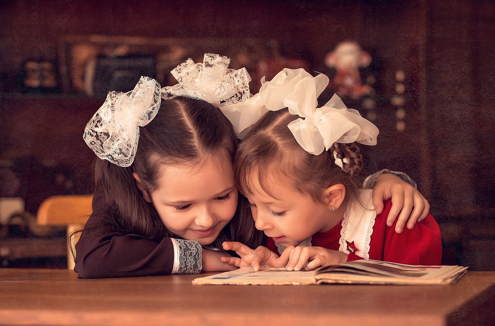 Маленькие школьницы