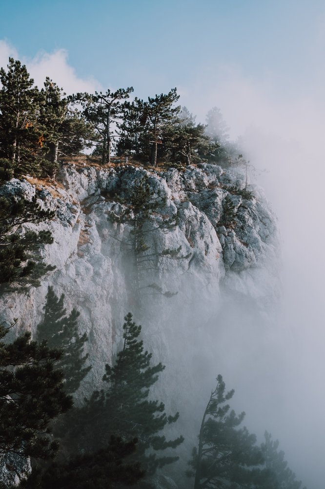 Сплетение облаков и скал