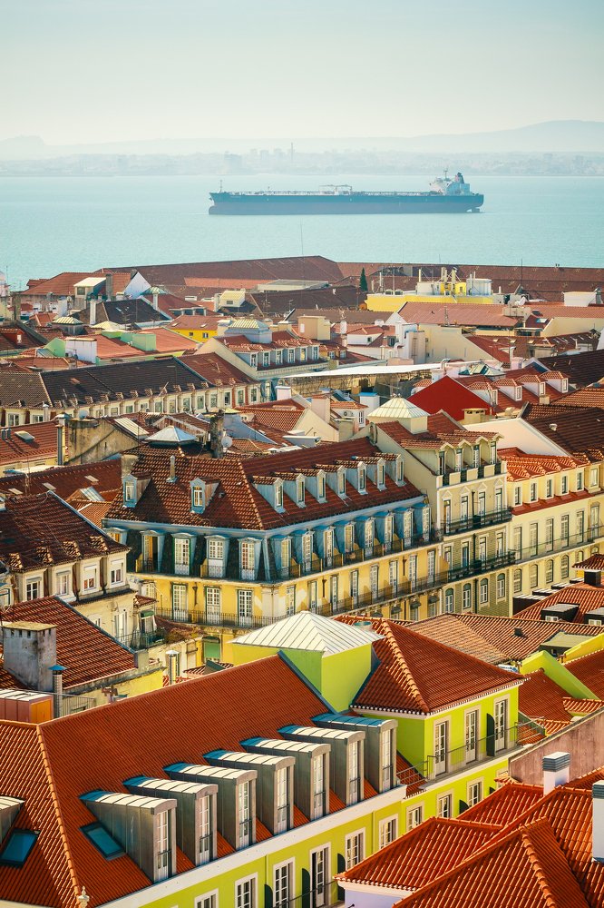 Теплоход над крышами Лиссабона
