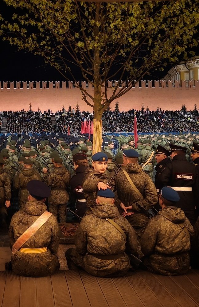 За стеклом.