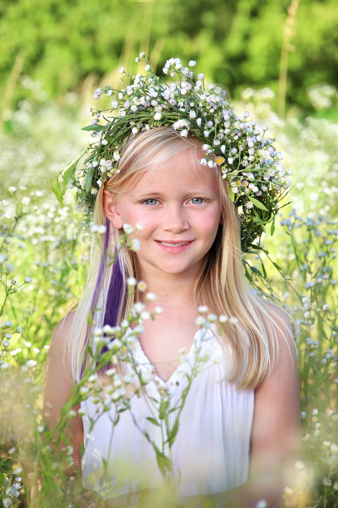 Девочка в цветочном поле