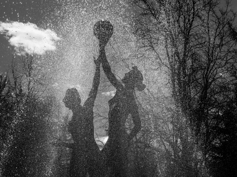 Скульптура с фонтаном